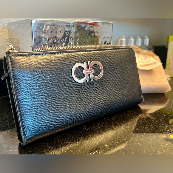 Authentic Salvatore Ferragamo Saffiano Leather Black Women's Zippy Wallet EUC! - Picture 4 of 16